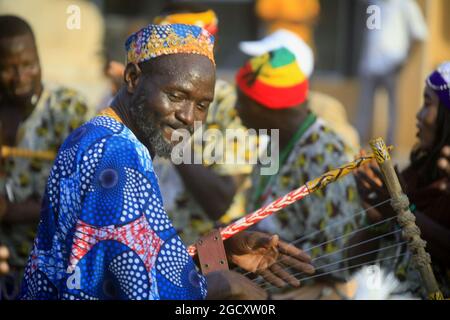 (210810) -- KHARTUM, 10. August 2021 (Xinhua) -- Stammesanwohner aus den Nuba-Bergen und anderen Gebieten im Ostsudan feiern am 9. August 2021 in Khartum, Sudan, den Internationalen Tag der indigenen Völker der Welt. Der Internationale Tag der indigenen Völker der Welt wird jedes Jahr am 9. August begangen. (Foto von Mohamed Khidir/Xinhua) Stockfoto