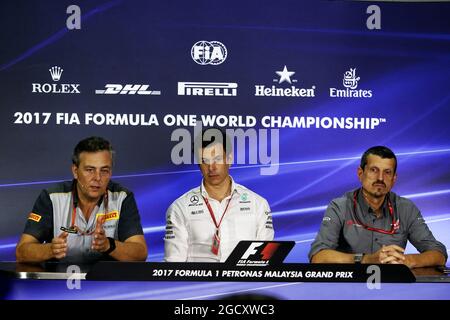 Die FIA-Pressekonferenz (L bis R): Mario Isola (ITA) Pirelli Racing Manager; Toto Wolff (GER) Mercedes AMG F1 Aktionär und Geschäftsführer; Günther Steiner (ITA) Haas F1 Team Prinicipal. Großer Preis von Malaysia, Freitag, 29. September 2017. Sepang, Kuala Lumpur, Malaysia. Stockfoto