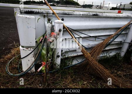 Blumen, die an der Seite der Rennstrecke als Hommage an Jules Bianchi platziert werden. Großer Preis von Japan, Freitag, 6. Oktober 2017. Suzuka, Japan. Stockfoto