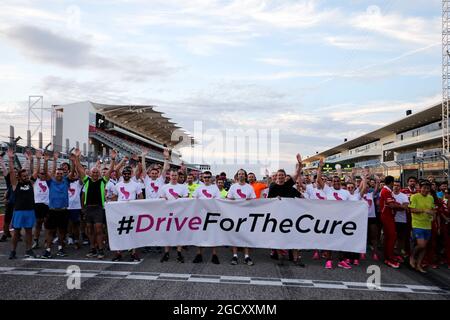 Das Renault Sport F1 Team und andere Mitglieder des Fahrerlagers laufen zur Unterstützung von Drive for the Cure auf der Strecke. Großer Preis der Vereinigten Staaten, Donnerstag, 19. Oktober 2017. Circuit of the Americas, Austin, Texas, USA. Stockfoto