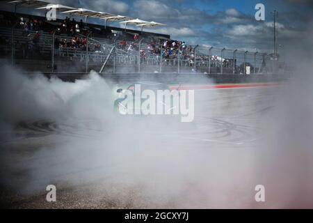 Usain Bolt (JAM) Athlet mit Lewis Hamilton (GBR) Mercedes AMG F1. Großer Preis der Vereinigten Staaten, Sonntag, 22. Oktober 2017. Circuit of the Americas, Austin, Texas, USA. Stockfoto