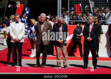 (L bis R): Michael Buffer (USA) Ansager, Bill Clinton (USA) ehemaliger US-Präsident und Chase Carey (USA) Formel-1-Gruppenvorsitzender am Start. Großer Preis der Vereinigten Staaten, Sonntag, 22. Oktober 2017. Circuit of the Americas, Austin, Texas, USA. Stockfoto