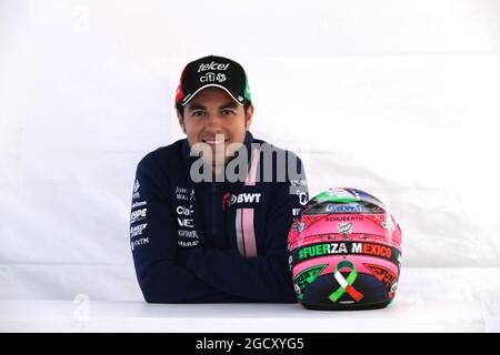 Sergio Perez (MEX) Sahara Force India F1 mit seinem Helm. Großer Preis von Mexiko, Mittwoch, 25. Oktober 2017. Mexiko-Stadt, Mexiko. Stockfoto