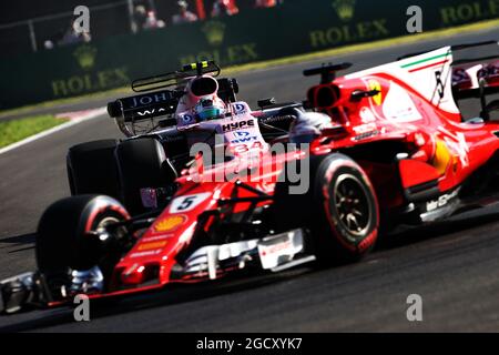 Alfonso Celis Jr (MEX) Sahara Force India F1 VJM10 Entwicklungstreiber hinter Sebastian Vettel (GER) Ferrari SF70H. Stockfoto