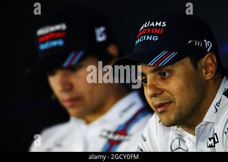 (L bis R): Lance Stroll (CDN) Williams und Feleie Massa (BRA) Williams bei der FIA-Pressekonferenz. Großer Preis von Brasilien, Donnerstag, 9. November 2017. Sao Paulo, Brasilien. Stockfoto