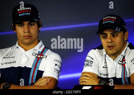 (L bis R): Lance Stroll (CDN) Williams und Feleie Massa (BRA) Williams bei der FIA-Pressekonferenz. Großer Preis von Brasilien, Donnerstag, 9. November 2017. Sao Paulo, Brasilien. Stockfoto