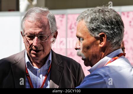 (L bis R): Tamas Rohonyi, brasilianischer GP-Promotor, mit Chase Carey (USA), dem Vorsitzenden der Formel-1-Gruppe. Großer Preis von Brasilien, Sonntag, 12. November 2017. Sao Paulo, Brasilien. Stockfoto