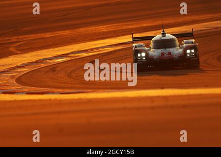 Timo Bernhard (GER) / Earl Bamber (NZL) / Brendon Hartley (NZL) #02 Porsche LMP Team, Porsche 919 Hybrid. FIA-Langstrecken-Weltmeisterschaft, Runde 9, Donnerstag, 16. November 2017. Sakhir, Bahrain. Stockfoto