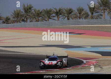 Timo Bernhard (GER) / Earl Bamber (NZL) / Brendon Hartley (NZL) #02 Porsche LMP Team, Porsche 919 Hybrid. FIA-Langstrecken-Weltmeisterschaft, Runde 9, Donnerstag, 16. November 2017. Sakhir, Bahrain. Stockfoto