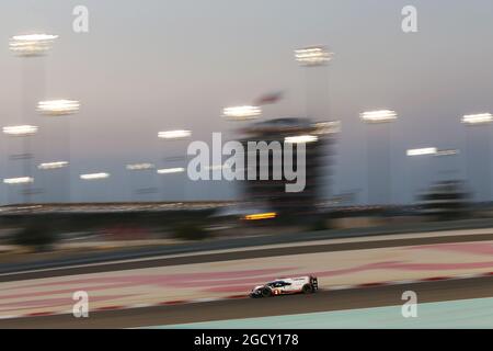 Timo Bernhard (GER) / Earl Bamber (NZL) / Brendon Hartley (NZL) #02 Porsche LMP Team, Porsche 919 Hybrid. FIA-Langstrecken-Weltmeisterschaft, Runde 9, Samstag, 18. November 2017. Sakhir, Bahrain. Stockfoto