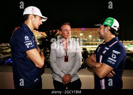 (L bis R): Esteban Ocon (FRA) Sahara Force India F1 Team mit Bertrand Gachot (Bel) Hype Energy CEO und Sergio Perez (MEX) Sahara Force India F1, bei einer Hype Energy Drink Veranstaltung. Abu Dhabi Grand Prix, Donnerstag, 23. November 2017. Yas Marina Circuit, Abu Dhabi, VAE. Stockfoto