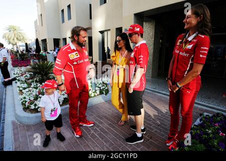 Kimi Räikkönen (FIN) Ferrari mit Frau Minttu Räikkönen (FIN), Sohn Robin, Gino Rosato (CDN) Ferrari und Stefania Bocchi (ITA) Ferrari Press Officer. Abu Dhabi Grand Prix, Samstag, 25. November 2017. Yas Marina Circuit, Abu Dhabi, VAE. Stockfoto