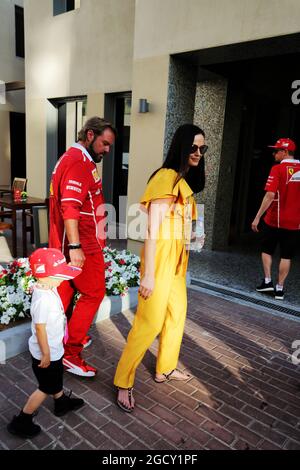 Kimi Räikkönen (FIN) Ferrari mit Frau Minttu Räikkönen (FIN), Sohn Robin und Gino Rosato (CDN) Ferrari. Abu Dhabi Grand Prix, Samstag, 25. November 2017. Yas Marina Circuit, Abu Dhabi, VAE. Stockfoto