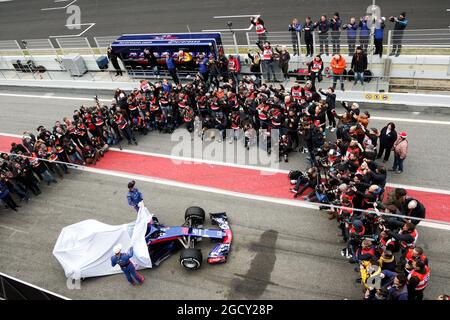 Brendon Hartley (NZL) Scuderia Toro Rosso und Pierre Gasly (FRA) Scuderia Toro Rosso zeigen die Scuderia Toro Rosso STR13. Formel-1-Tests, Tag 1, Montag, 26. Februar 2018. Barcelona, Spanien. Stockfoto