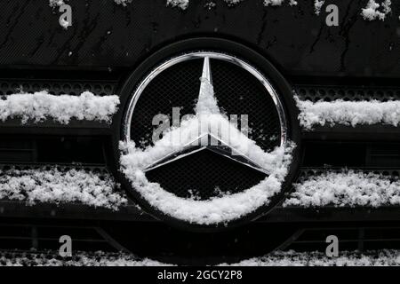 Mercedes LKW mit Schnee. Formel-1-Tests, Tag 3, Mittwoch, 28. Februar 2018. Barcelona, Spanien. Stockfoto