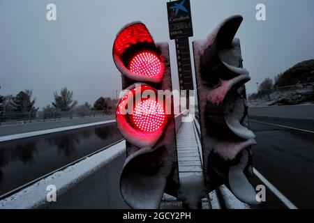 Schnee auf der Strecke. Formel-1-Tests, Tag 3, Mittwoch, 28. Februar 2018. Barcelona, Spanien. Stockfoto