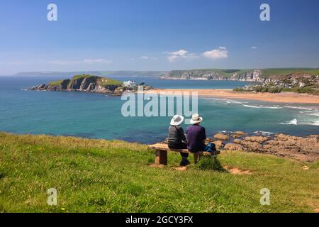 Sitzendes Paar mit Blick auf Bigbury-on-Sea und Burgh Island, Bigbury-on-Sea, South Hams District, Devon, England, Vereinigtes Königreich, Europa Stockfoto