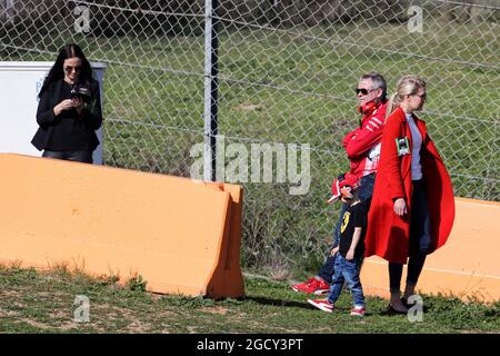 Minttu Räikkönen (FIN) (links) mit Sohn Robin. Formel-1-Tests, Tag 4, Freitag, 9. März 2018. Barcelona, Spanien. Stockfoto