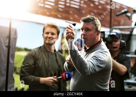 David Croft (GBR) Sky Sports-Kommentator spielt Darts. Mit Nico Rosberg (GER). Großer Preis von Australien, Samstag, 24. März 2018. Albert Park, Melbourne, Australien. Stockfoto
