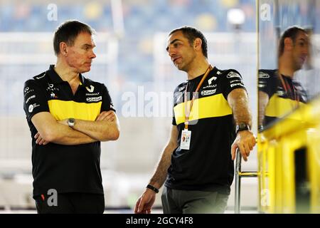 (L bis R): Alan permanente (GBR) Renault Sport F1 Team Trainingsleiter mit Cyril Abiteboul (FRA) Renault Sport F1 Geschäftsführer. Großer Preis von Bahrain, Donnerstag, 5. April 2018. Sakhir, Bahrain. Stockfoto