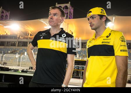 (L bis R): Alan permanente (GBR) Renault Sport F1 Team Trainingsleiter mit Carlos Sainz Jr (ESP) Renault Sport F1 Team. Großer Preis von Bahrain, Freitag, 6. April 2018. Sakhir, Bahrain. Stockfoto