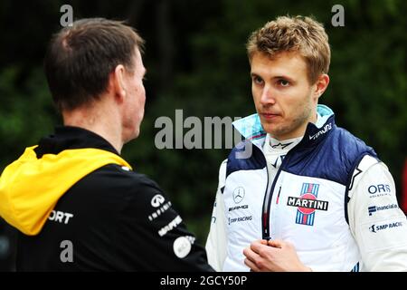 (L bis R): Alan permanente (GBR) Renault Sport F1 Team Track Side Operations Director mit Sergey Sirotkin (RUS) Williams. Großer Preis von China, Donnerstag, 12. April 2018. Shanghai, China. Stockfoto