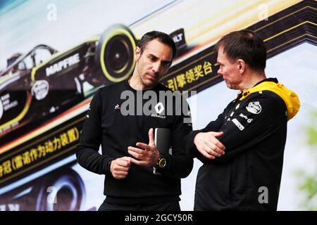 (L bis R): Cyril Abiteboul (FRA) Renault Sport F1 Managing Director mit Alan Permane (GBR) Renault Sport F1 Team Trackside Operations Director. Großer Preis von China, Donnerstag, 12. April 2018. Shanghai, China. Stockfoto