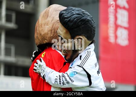 Sebastian Vettel (GER) Ferrari und Lewis Hamilton (GBR) Mercedes AMG F1-Karikaturen. Großer Preis von China, Samstag, 14. April 2018. Shanghai, China. Stockfoto