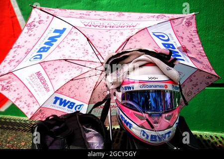 Der Helm von Sergio Perez (MEX) Sahara Force India F1 am Start. Großer Preis von China, Sonntag, 15. April 2018. Shanghai, China. Stockfoto