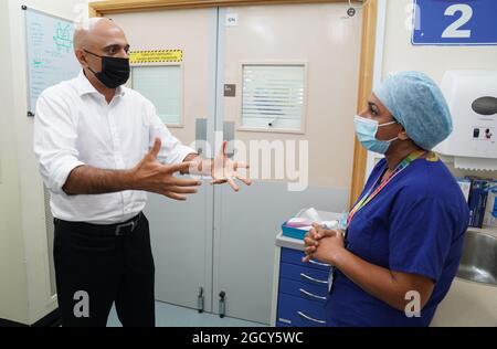 Gesundheitsminister Sajid Javid bei einem Besuch im Krankenhaus der Milton Keynes University. Bilddatum: Dienstag, 10. August 2021. Stockfoto