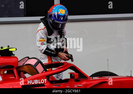 Fernando Alonso (ESP) McLaren im Parc Ferme mit dem Ferrari SF71H von Kimi Räikkönen (FIN) Ferrari. Stockfoto