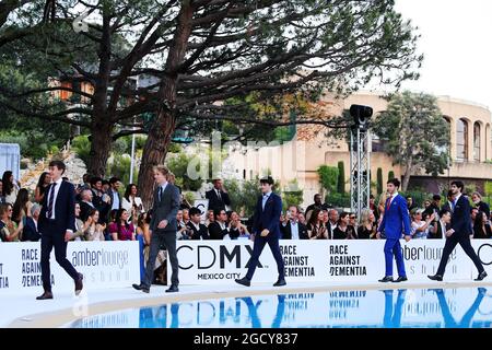 (L bis R): George Russell (GBR) Art Grand Prix / Mercedes AMG F1 Reserve Driver; Brendon Hartley (NZL) Scuderia Toro Rosso; Charles Leclerc (MON) sauber F1 Team; Pierre Gasly (FRA) Scuderia Toro Rosso; und Antonio Giovinazzi (ITA) Ferrari Development Driver auf der Amber Lounge Fashion Show. Großer Preis von Monaco, Freitag, 25. Mai 2018. Monte Carlo, Monaco. Stockfoto