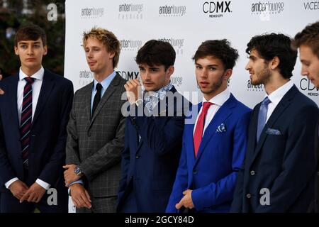 (L bis R): George Russell (GBR) Art Grand Prix / Mercedes AMG F1 Reserve Driver; Brendon Hartley (NZL) Scuderia Toro Rosso; Charles Leclerc (MON) sauber F1 Team; Pierre Gasly (FRA) Scuderia Toro Rosso; Antonio Giovinazzi (ITA) Ferrari Development Driver; und Sergey Sirotkin (RUS) Williams, auf der Amber Lounge Fashion Show. Großer Preis von Monaco, Freitag, 25. Mai 2018. Monte Carlo, Monaco. Stockfoto