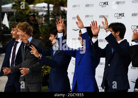 (L bis R): George Russell (GBR) Art Grand Prix / Mercedes AMG F1 Reserve Driver; Brendon Hartley (NZL) Scuderia Toro Rosso; Charles Leclerc (MON) sauber F1 Team; Pierre Gasly (FRA) Scuderia Toro Rosso; und Antonio Giovinazzi (ITA) Ferrari Development Driver auf der Amber Lounge Fashion Show. Großer Preis von Monaco, Freitag, 25. Mai 2018. Monte Carlo, Monaco. Stockfoto