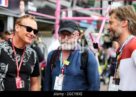 (L bis R): Bertrand Gachot (Bel) Hype Energy CEO mit Liam Cunningham (IRE)-Schauspieler und Nikolaj Coster-Waldau (DEN)-Schauspieler. Großer Preis von Monaco, Sonntag, 27. Mai 2018. Monte Carlo, Monaco. Stockfoto