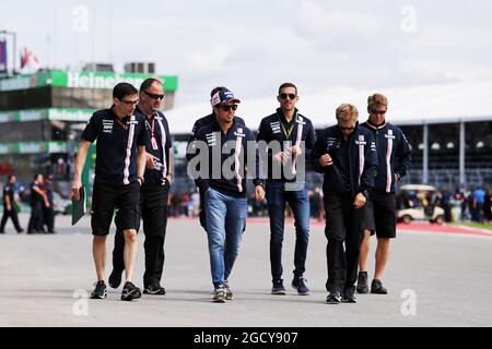 Sergio Perez (MEX) Sahara Force India F1 und Nichola Latifi (CDN) Sahara Force India F1 Team Development Driver gehen gemeinsam mit dem Team auf den Kurs. Großer Preis von Kanada, Donnerstag, 7. Juni 2018. Montreal, Kanada. Stockfoto