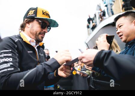 Fernando Alonso (ESP) McLaren signiert Autogramme für die Fans. Großer Preis von Kanada, Donnerstag, 7. Juni 2018. Montreal, Kanada. Stockfoto