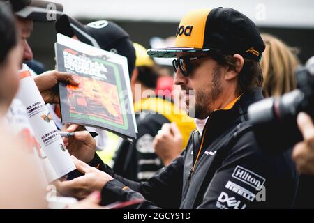 Fernando Alonso (ESP) McLaren signiert Autogramme für die Fans. Großer Preis von Kanada, Donnerstag, 7. Juni 2018. Montreal, Kanada. Stockfoto