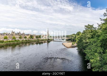 River Tay, Perth. Perth ist eine Stadt im Zentrum Schottlands, am Ufer des Flusses Tay. Es ist das Verwaltungszentrum von Perth und Kinross council Stockfoto