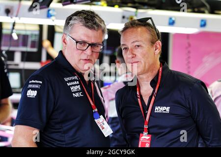 (L bis R): Otmar Szafnauer (USA) Sahara Force India F1 Chief Operatives Officer mit Bertrand Gachot (Bel) Hype Energy CEO. Großer Preis von Kanada, Samstag, 9. Juni 2018. Montreal, Kanada. Stockfoto