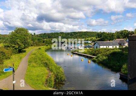 Forth und Clyde Canal in der Nähe von Auchinstarry. Der Forth and Clyde Canal ist ein Kanal, der 1790 eröffnet wurde und das Zentrum Schottlands durchquert. Stockfoto