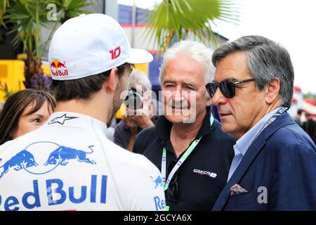 Pierre Gasly (FRA) Scuderia Toro Rosso (links) mit Hugues de Chaunac (FRA) Boss von Areca (Mitte). Großer Preis von Frankreich, Samstag, 23. Juni 2018. Paul Ricard, Frankreich. Stockfoto