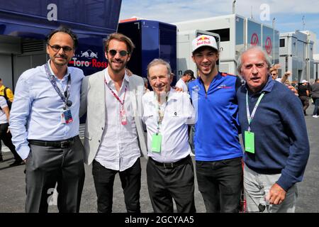 (L bis R): Jean-Eric Vergne (FRA) mit Jean Ragnotti (FRA) Rally Driver und Renault Ambassador; Pierre Gasly (FRA) Scuderia Toro Rosso; und Jacques Laffite (FRA). Großer Preis von Frankreich, Sonntag, 24. Juni 2018. Paul Ricard, Frankreich. Stockfoto