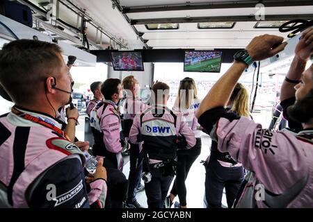 Das Sahara Force India F1 Team schaut sich das Fußballspiel der England-Weltmeisterschaft an. Großer Preis von Frankreich, Sonntag, 24. Juni 2018. Paul Ricard, Frankreich. Stockfoto