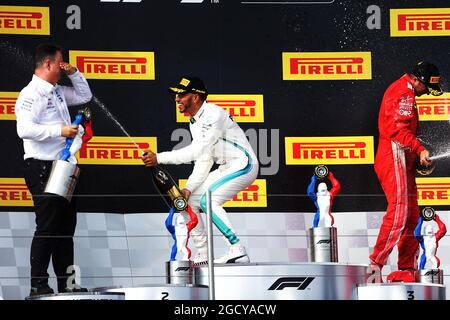 Das Podium (L bis R): Ron Meadows (GBR) Mercedes GP Team Manager mit Lewis Hamilton (GBR) Mercedes AMG F1 und Kimi Räikkönen (FIN) Ferrari. Großer Preis von Frankreich, Sonntag, 24. Juni 2018. Paul Ricard, Frankreich. Stockfoto