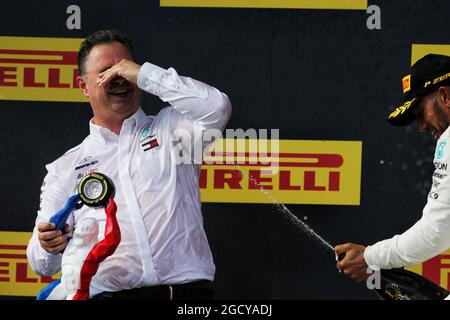 Rennsieger Lewis Hamilton (GBR) Mercedes AMG F1 feiert mit Ron Meadows (GBR) Mercedes GP Team Manager auf dem Podium. Großer Preis von Frankreich, Sonntag, 24. Juni 2018. Paul Ricard, Frankreich. Stockfoto
