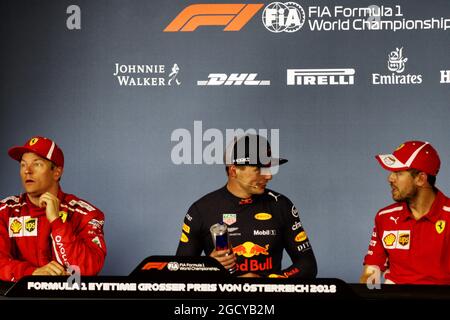 Die FIA-Pressekonferenz nach dem Rennen (L bis R): Kimi Räikkönen (FIN) Ferrari, Zweiter; Max Verstappen (NLD) Red Bull Racing, Rennsieger; Sebastian Vettel (GER) Ferrari, Dritter. Großer Preis von Österreich, Sonntag, 1. Juli 2018. Spielberg, Österreich. Stockfoto