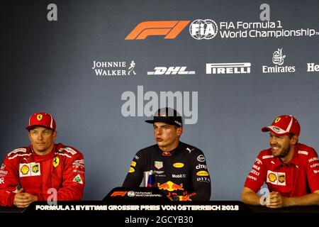 Die FIA-Pressekonferenz nach dem Rennen (L bis R): Kimi Räikkönen (FIN) Ferrari, Zweiter; Max Verstappen (NLD) Red Bull Racing, Rennsieger; Sebastian Vettel (GER) Ferrari, Dritter. Großer Preis von Österreich, Sonntag, 1. Juli 2018. Spielberg, Österreich. Stockfoto