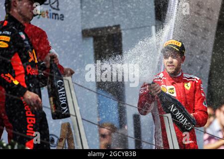 Sebastian Vettel (GER) Ferrari feiert mit dem Rennsieger Max Verstappen (NLD) Red Bull Racing seinen dritten Podiumsplatz. Großer Preis von Österreich, Sonntag, 1. Juli 2018. Spielberg, Österreich. Stockfoto