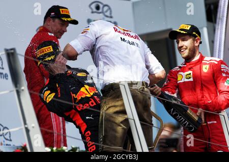 (L bis R): Rennsieger Max Verstappen (NLD) Red Bull Racing feiert mit Jonathan Wheatley (GBR) Red Bull Racing Team Manager und Sebastian Vettel (GER) Ferrari auf dem Podium. Großer Preis von Österreich, Sonntag, 1. Juli 2018. Spielberg, Österreich. Stockfoto